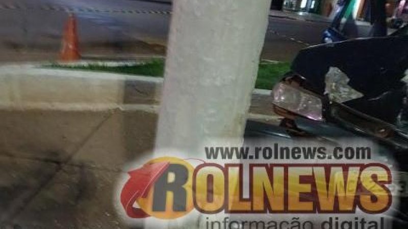 Foto 1 da matéria: Motorista perde o controle da direção e bate em poste na rotatória da Av. 25 de Agosto em Rolim de Moura