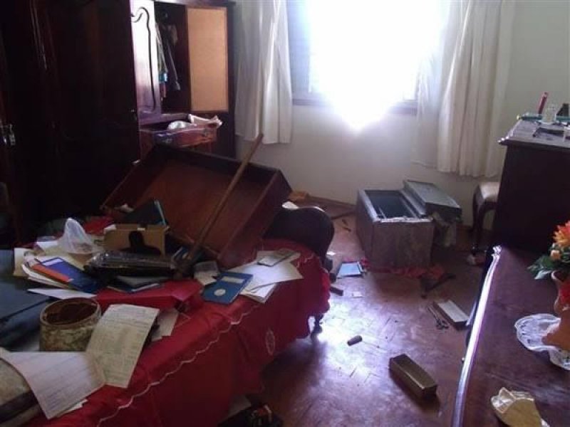 Mulher chega em casa bêbada quebrando tudo e tenta matar o marido, em Porto Velho