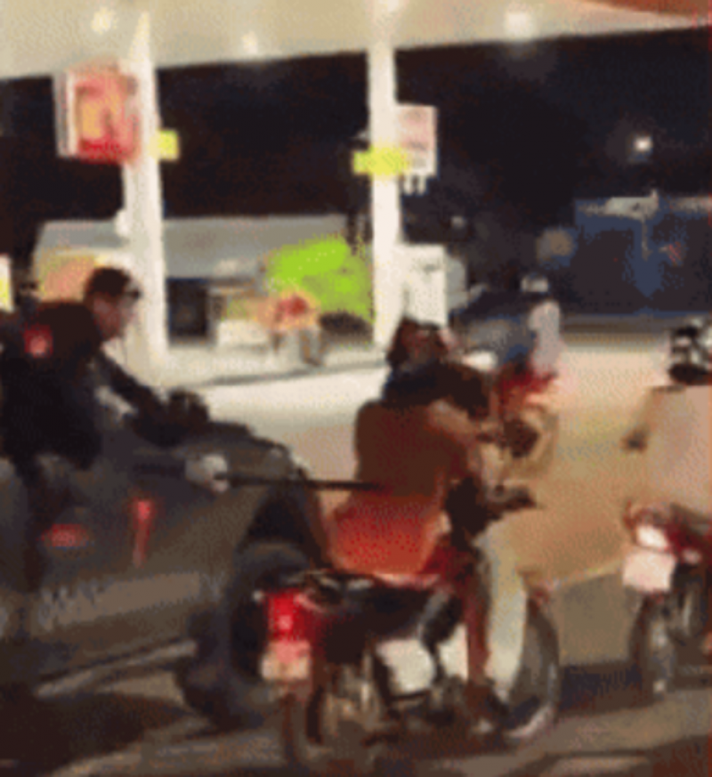 PMs filmados agredindo motociclista com cassetetes são afastados em Rondônia