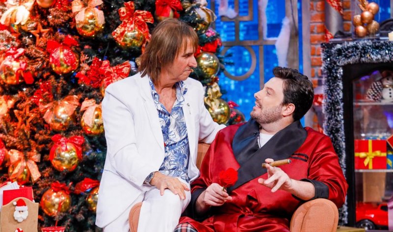 Rolimourense brilha no The Noite com Danilo Gentili como Roberto Paulo, cover de Roberto Carlos
