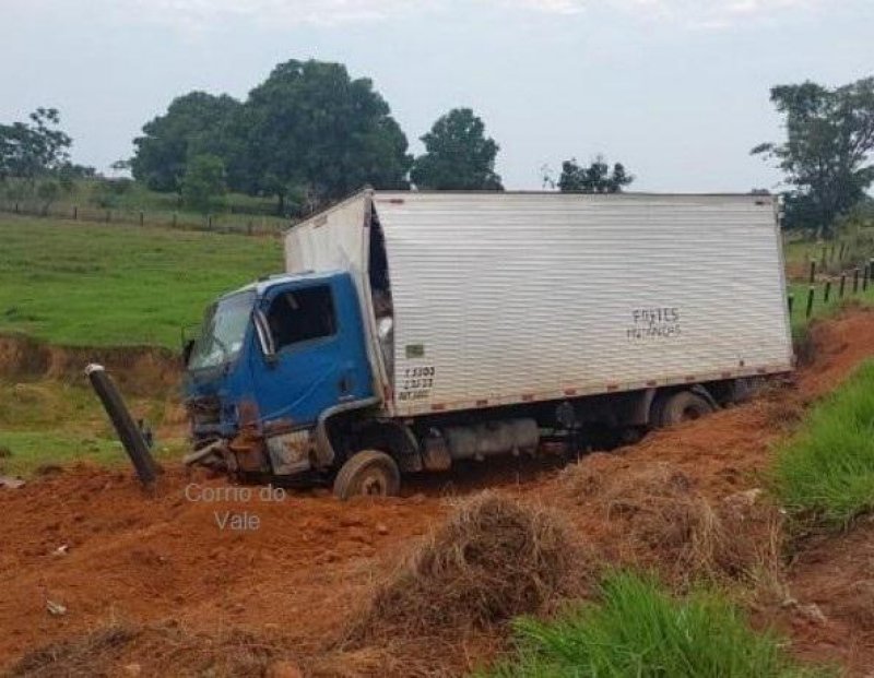 São Miguel do Guaporé: Caminhão sai da pista e colide com cerca após pneu estourar na RO-481; motorista é hospitalizado com dores no peito