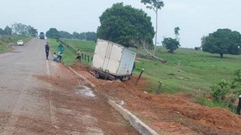 Foto 1 da matéria: São Miguel do Guaporé: Caminhão sai da pista e colide com cerca após pneu estourar na RO-481; motorista é hospitalizado com dores no peito