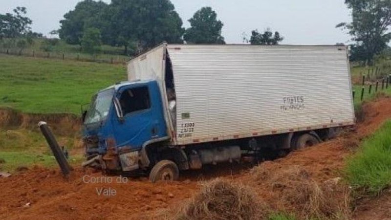 Foto 2 da matéria: São Miguel do Guaporé: Caminhão sai da pista e colide com cerca após pneu estourar na RO-481; motorista é hospitalizado com dores no peito