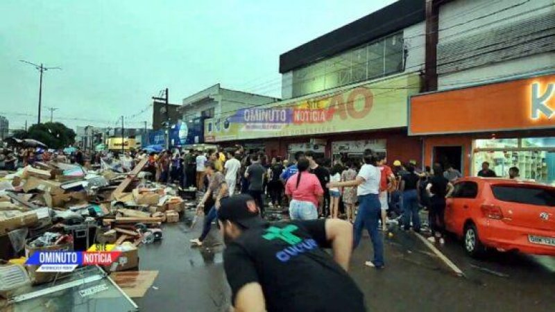 Foto 1 da matéria: Teto do Baratão desaba durante chuva forte em Cacoal