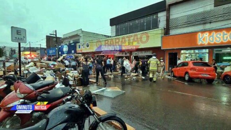 Foto 2 da matéria: Teto do Baratão desaba durante chuva forte em Cacoal