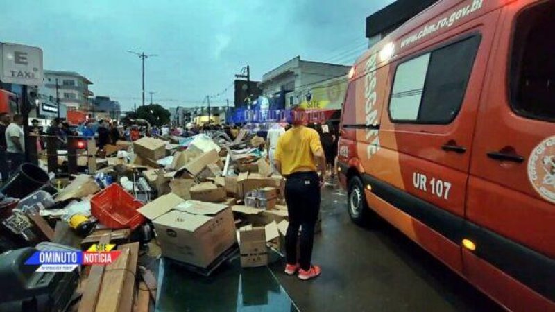 Foto 4 da matéria: Teto do Baratão desaba durante chuva forte em Cacoal