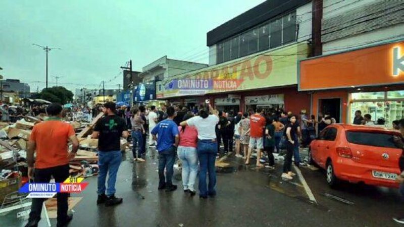 Foto 3 da matéria: Teto do Baratão desaba durante chuva forte em Cacoal