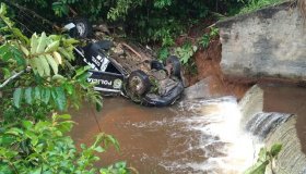 Viatura policial sai da pista e cai dentro de Igarapé em Rondônia