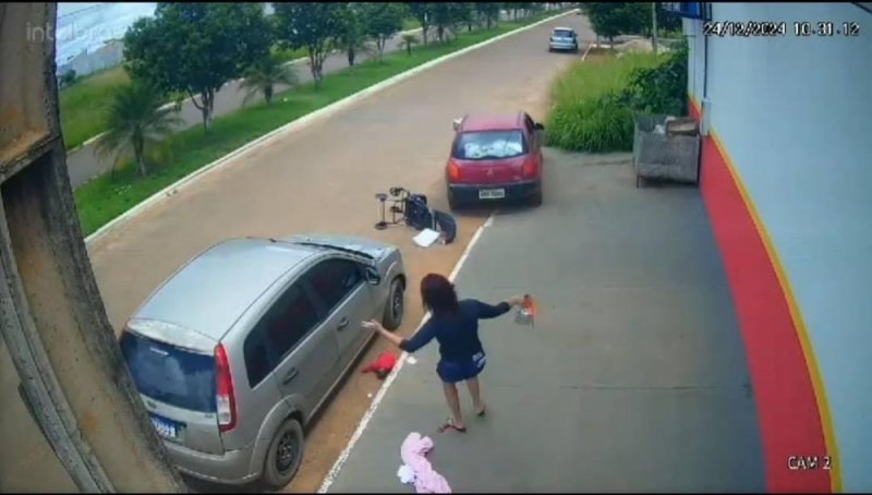 VÍDEO: motorista invade calçada e atropela bebê dentro de carrinho em Vilhena