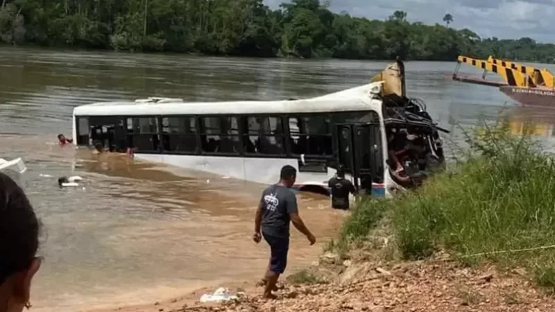 Foto 1 da matéria: Vídeo: ônibus cai de balsa durante travessia no Pará