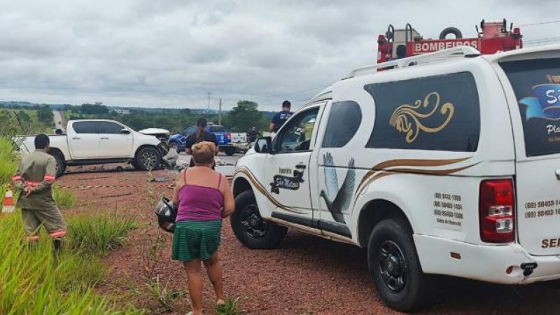 Foto 2 da matéria: Grave acidente entre Gol e Hilux é registrado na RO-010 entre Rolim e Nova Estrela e deixa três mortos