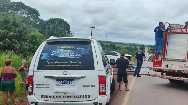 Foto 1 da matéria: Grave acidente entre Gol e Hilux é registrado na RO-010 entre Rolim e Nova Estrela e deixa três mortos