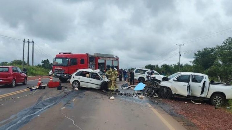 Foto 4 da matéria: Grave acidente entre Gol e Hilux é registrado na RO-010 entre Rolim e Nova Estrela e deixa três mortos