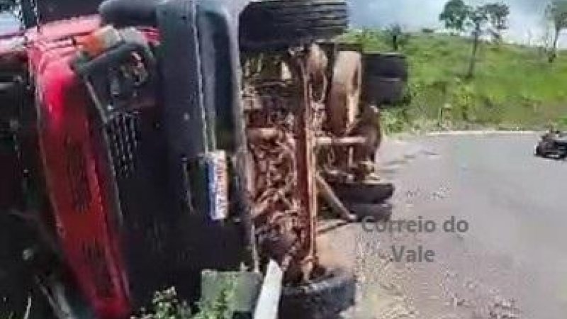Foto 1 da matéria: Caminhão boiadeiro tomba na Serra da Onça, na BR 429; veja vídeo
