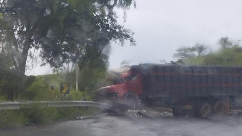 Foto 2 da matéria: Caminhão boiadeiro tomba na Serra da Onça, na BR 429; veja vídeo