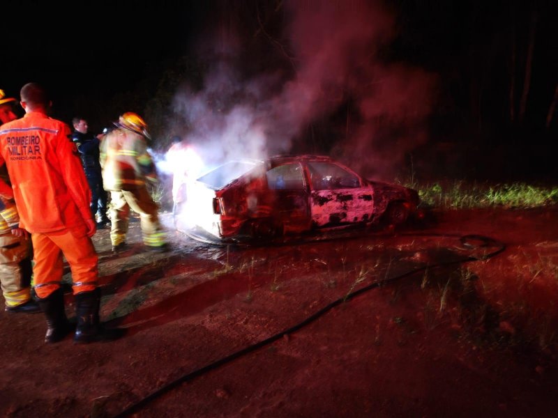 Corpo encontrado em carro incendiado pode ser de jovem que trabalhava em metalúrgica em Vilhena