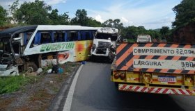 Grave acidente entre ônibus e carreta deixa feridos na BR 070 em Cáceres