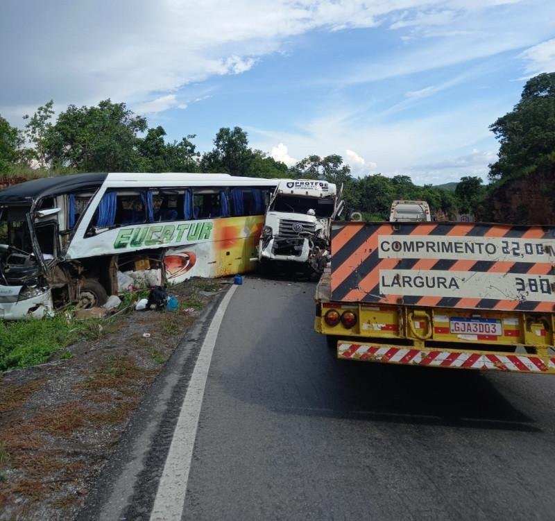 Grave acidente entre ônibus e carreta deixa feridos na BR 070 em Cáceres