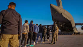 Quatro rondonienses estão entre brasileiros deportados dos EUA em primeiro voo...