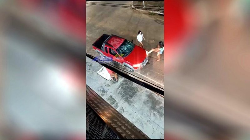 Vídeo mostra mulher quebrando carro de ex-marido em Presidente Médici