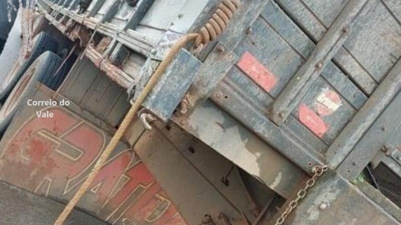 Foto 2 da matéria: Acidente envolvendo caminhão e caminhonete deixa vítima presa às ferragens em São Miguel do Guaporé