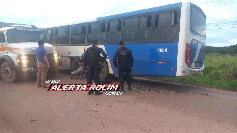 Foto 3 da matéria: Acidente envolvendo carreta e ônibus que transporta funcionários de frigorifico é registrado na RO-010, em Rolim de Moura