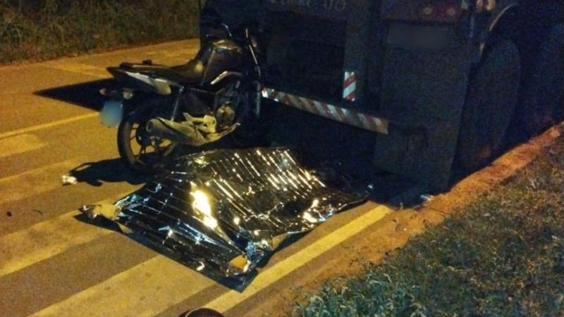 Foto 1 da matéria: Cacoal: Jovem morre após colidir com moto na traseira de carreta que estava parada