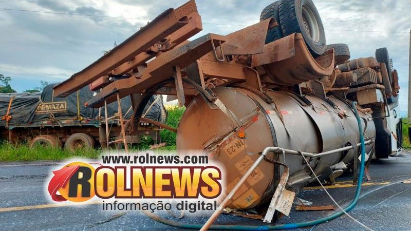 Foto 3 da matéria: Caminhão tomba na RO-479 e motorista sai ileso