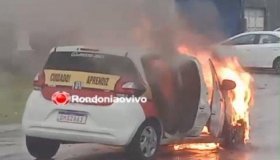 Carro de autoescola pega fogo no meio da rua e fica destruído, em Porto Velho