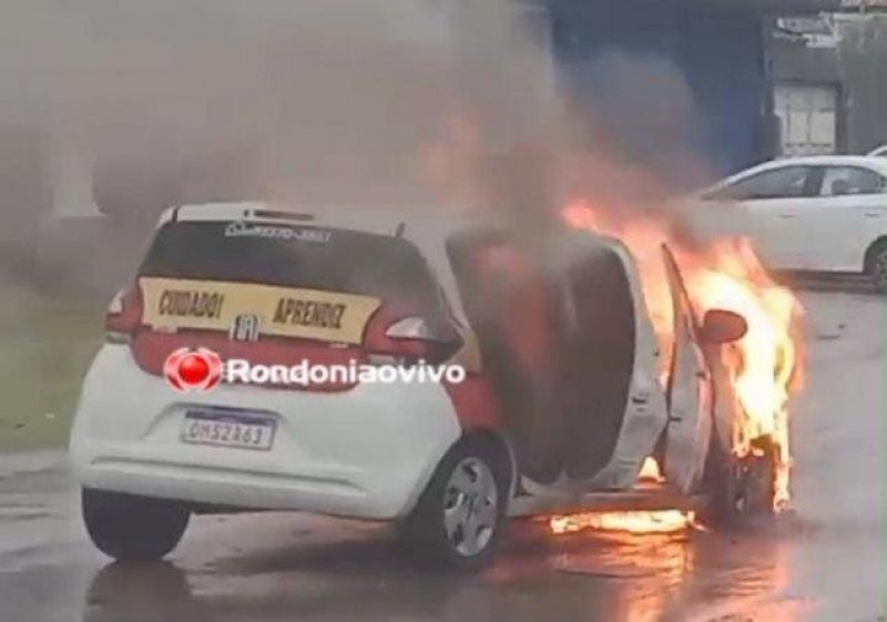 Carro de autoescola pega fogo no meio da rua e fica destruído, em Porto Velho