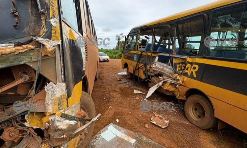 Colisão entre dois ônibus escolares deixa feridos na estrada do Teotônio, em Porto Velho