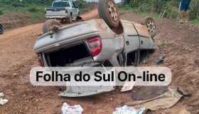 Com 5 pessoas a bordo, incluindo duas crianças, carro capota na zona rural de...