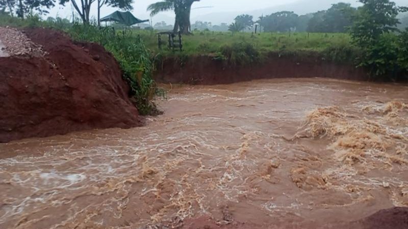 Foto 2 da matéria: Forte chuva abre cratera e interdita Linha 47/5 no km 30 em Alta Floresta d’Oeste