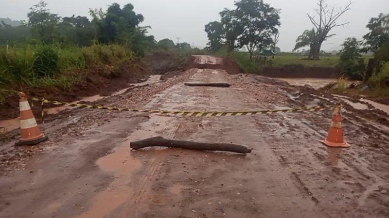 Foto 1 da matéria: Forte chuva abre cratera e interdita Linha 47/5 no km 30 em Alta Floresta d’Oeste