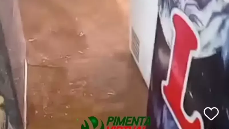 Foto 1 da matéria: Forte chuva causa alagamentos e transtornos em Pimenta Bueno