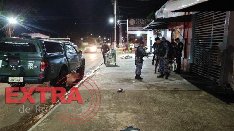 Foto 1 da matéria: Homem de 40 anos é executado a tiros em avenida de Vilhena; troca de carro em motocicleta teria motivado o crime