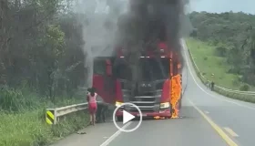 Incêndio destrói carreta na BR-364 entre Pimenta Bueno e Vilhena