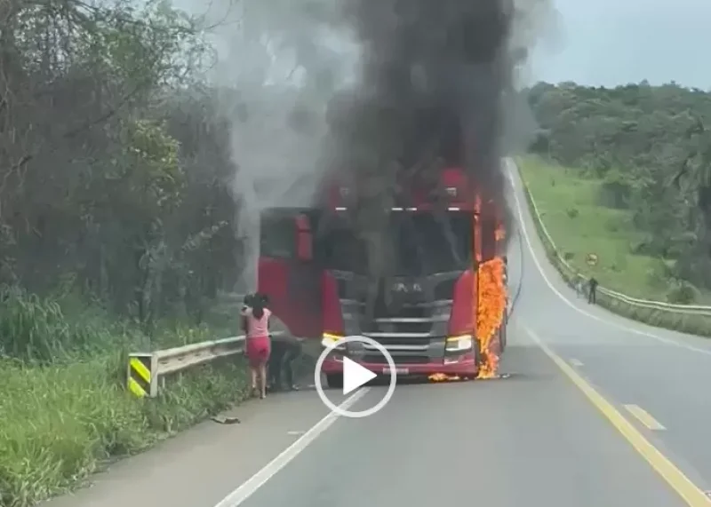 Incêndio destrói carreta na BR-364 entre Pimenta Bueno e Vilhena