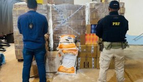 PRF e Receita Federal apreendem carga irregular de essência para narguilé em...