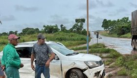 Mulher morre em acidente entre carreta bitrem e táxi na BR-364 em Rondônia