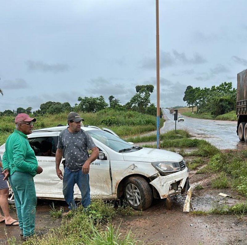 Mulher morre em acidente entre carreta bitrem e táxi na BR-364 em Rondônia