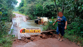 Cabeceira de ponte cede e caminhão tomba dentro do rio em Guajará-Mirim