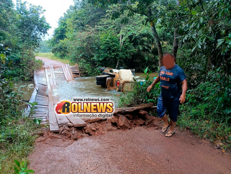 Cabeceira de ponte cede e caminhão tomba dentro do rio em Guajará-Mirim