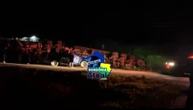 Carreta tomba no Anel Viário de Ji-Paraná