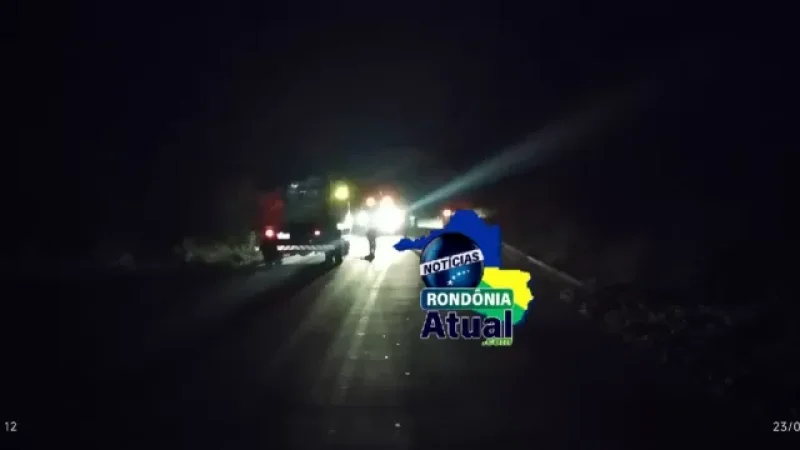 Foto 2 da matéria: Carro cai dentro do Rio Nazaré em Ji-Paraná após bater em pedra na estrada