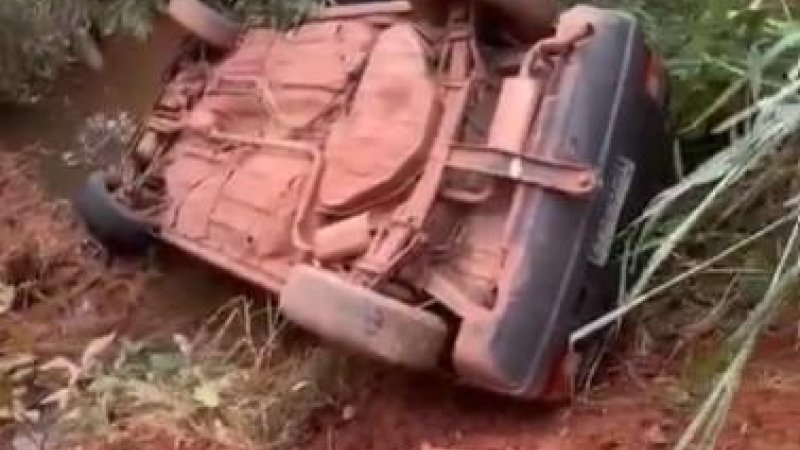 Foto 1 da matéria: Carro capota e quase cai em córrego na Linha 29, região do Distrito de Terra Boa, no Vale do Guaporé