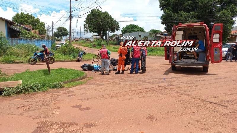 Foto 1 da matéria: Colisão entre moto taxi e delivery foi registrada nesta tarde em Rolim de Moura