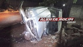Durante a madrugada, caminhonete tomba e atinge muro de residência, em Rolim...