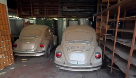 FUSCA: Carros 0km são encontrados após ficarem 20 anos esquecidos em loja, no...