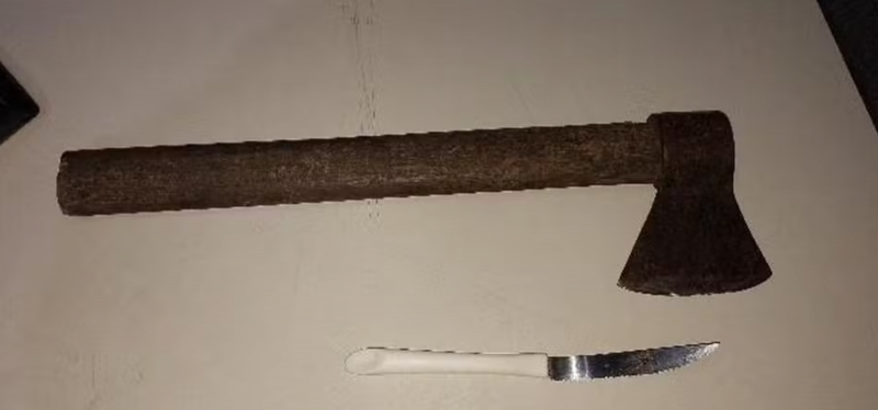 Homem invade casa e ataca ex-mulher com machadinha em Ariquemes